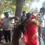 रीवा में महिला ने ऑटो चालक की चप्पलों से पिटाई की