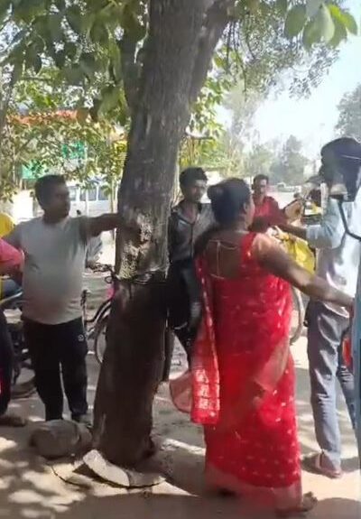 रीवा में महिला ने ऑटो चालक की चप्पलों से पिटाई की