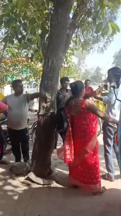 रीवा में महिला ने ऑटो चालक की चप्पलों से पिटाई की